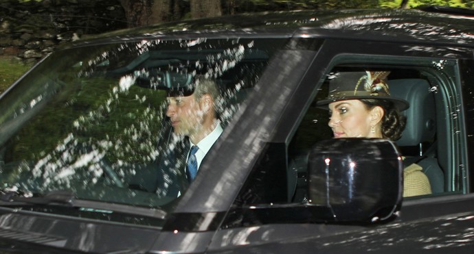 Kate Middleton znovu nadchla své fanoušky. Na bohoslužbu nedaleko zámku Balmoral si vzala pánský klobouk s peřím.