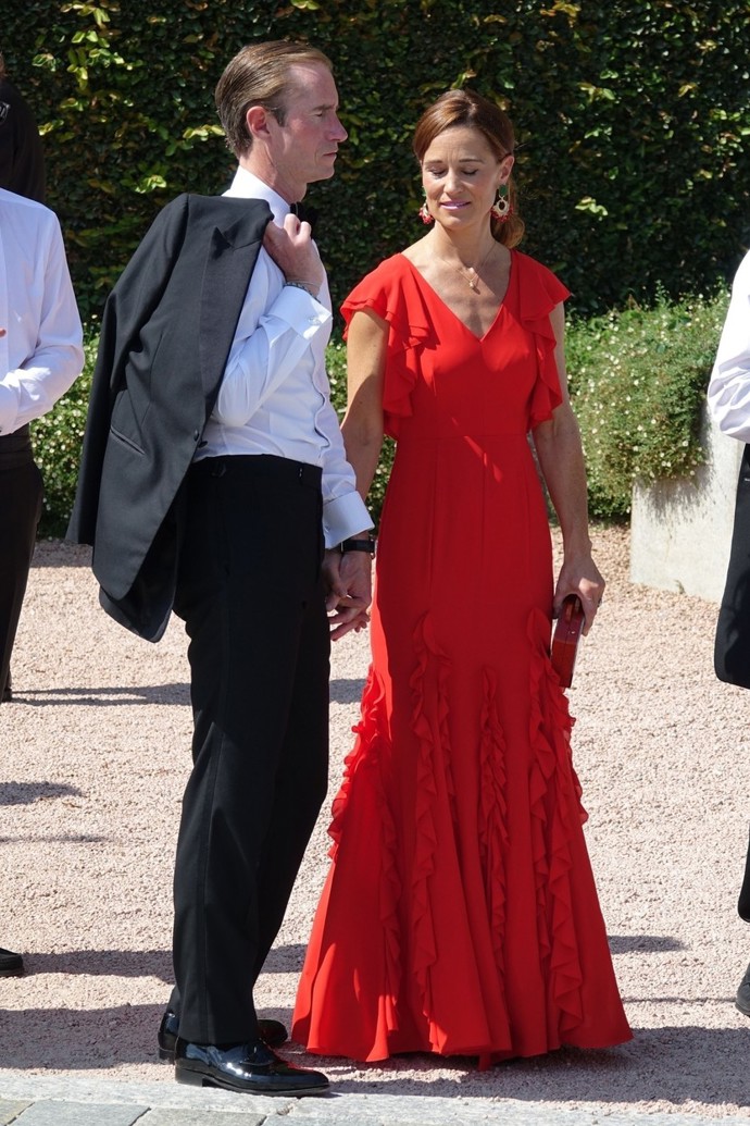 Pippa Middleton na sobě měla úchvatnou dlouhou červenou róbu s volánky, za kterou by se nestyděla ani její sestra Kate, princezna z Walesu.