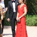 Šarlatové šaty Pippa korunovala skvěle zvolenými doplňky.