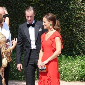 Šarlatové šaty Pippa korunovala skvěle zvolenými doplňky.