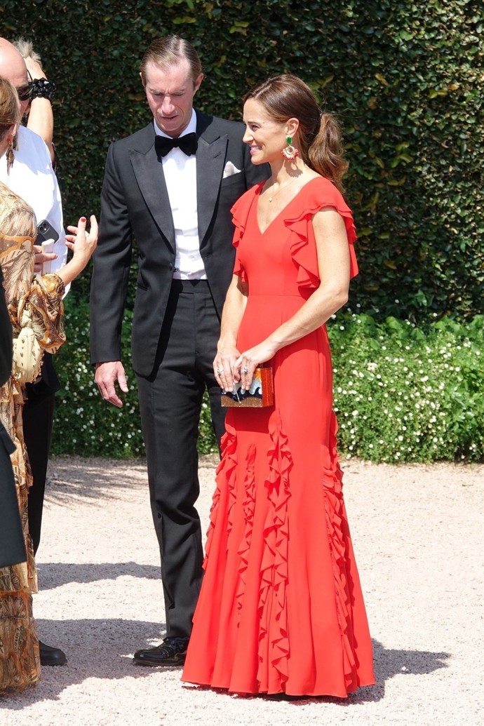 Šarlatové šaty Pippa korunovala skvěle zvolenými doplňky.