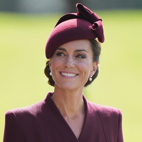 Máma tří dětí vynesla rovněž náušnice zdobené diamantem a perlou, které měla v uších už při několika předešlých příležitostech. Co naopak vynesla vůbec poprvé, je klobouk značky Sahar Millinery.