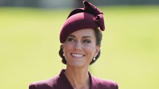 Kate Middleton zazářila na výročí královniny smrti v luxusním vínovém kabátě. Celým outfitem opět předvedla svou zálibu v recyklování