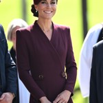 Dominantu princeznina looku tvořily vínové kabátové šaty londýnské značky Eponine, jejichž cena směle přesahuje 86 tisíc korun. V ruce Kate svírala kabelku své oblíbené značky Mulberry.