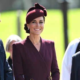 Dominantu princeznina looku tvořily vínové kabátové šaty londýnské značky Eponine, jejichž cena směle přesahuje 86 tisíc korun. V ruce Kate svírala kabelku své oblíbené značky Mulberry.