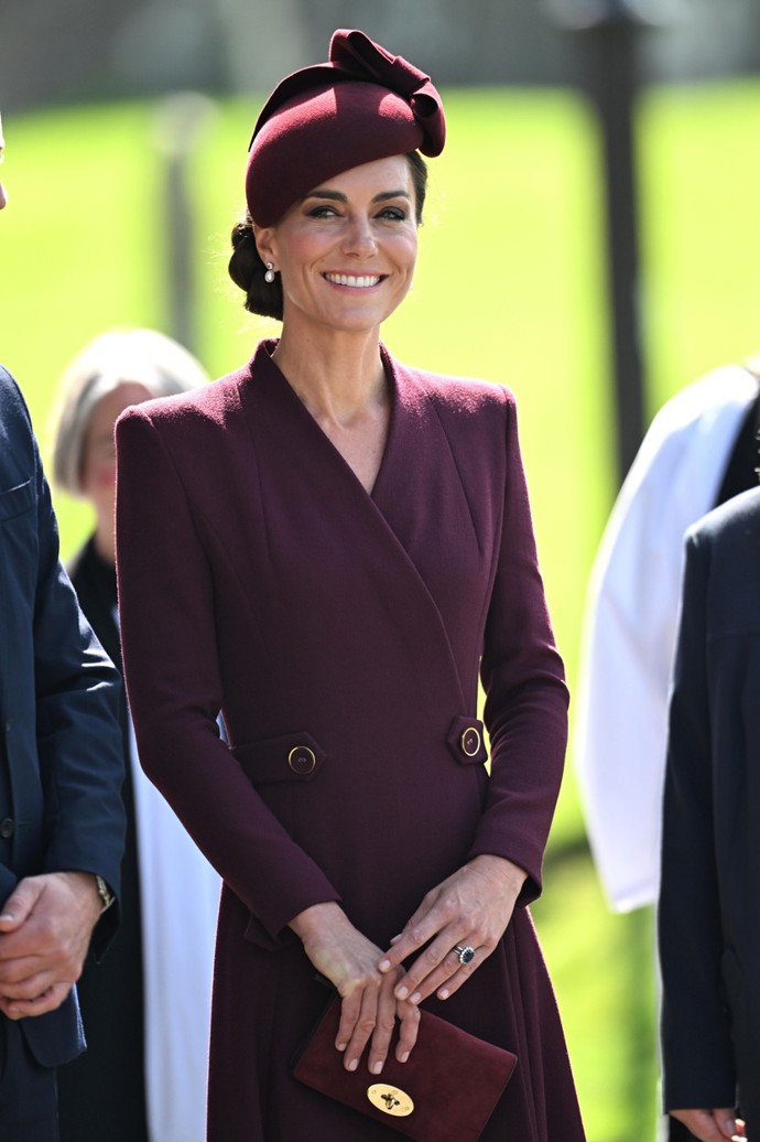 Dominantu princeznina looku tvořily vínové kabátové šaty londýnské značky Eponine, jejichž cena směle přesahuje 86 tisíc korun. V ruce Kate svírala kabelku své oblíbené značky Mulberry.