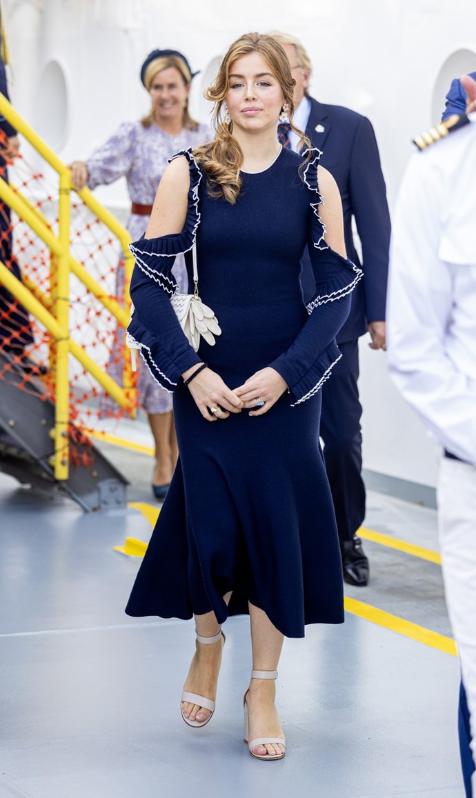 Oblečení se dědí také v nizozemské královské rodině. Princezna Alexia (18) se tak na křtu lodi Vox Alexia objevila v námořnicky modrých midi šatech Oscar de la Renta, které předtím vynesla i její maminka, královna Maxima.