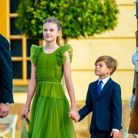 Švédská princezna Estelle se v září 2023 blýskla v zelených tylových šatech H&M, které si půjčila od maminky, korunní princezny Victorie.