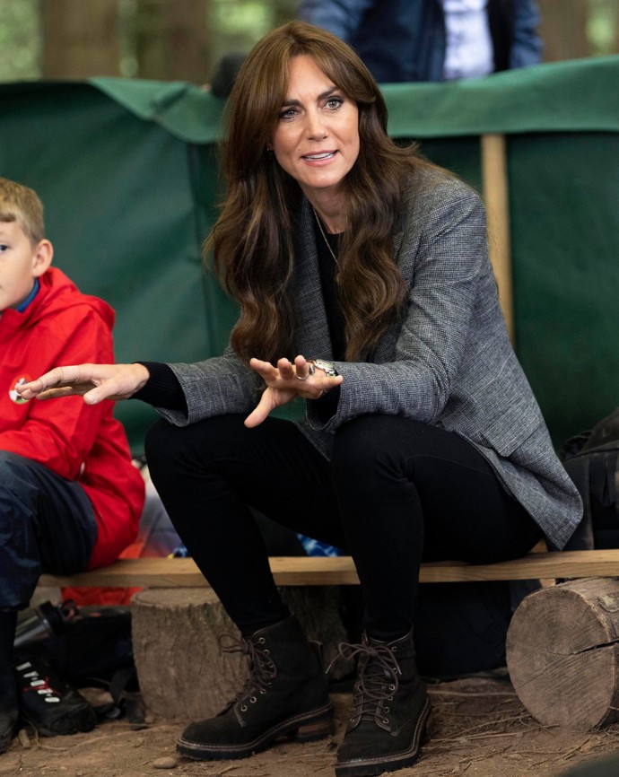 Vlny mořské panny už Kate vynesla vícekrát a během dne pomaličku povolují, ovšem záclonková ofinka zůstává pevná, v tom vám pomůže dostatek laku na vlasy. 