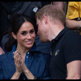 Vztah s princem Harrym, zdá se, v posledních pár dnech opět kvete. Dokazují to nejen fotky z Invictus Games v Německu, kam pár společně zavítal, ale i absence antistresové náplasti na Meghanině zápěstí.