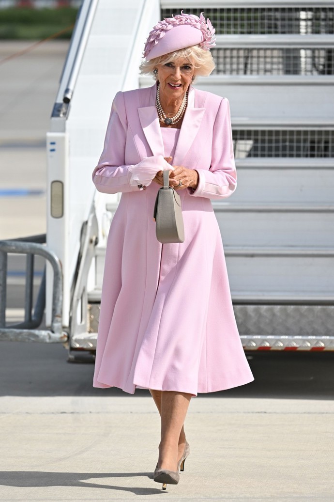 Návštěvu Francie ale manželka britského panovníka zahájila v modelu britské návrhářky Fiony Clare.