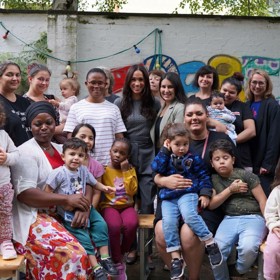 Meghan v Německu navštívila kavárnu pomáhající matkám s dětmi.