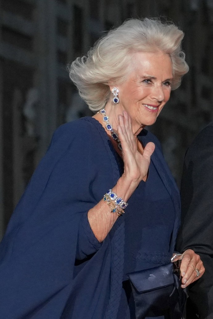 Camilla šaty doladila sadou úchvatných safírových šperků, kterou obdaroval král Jiří VI. královnu Alžbětu II.