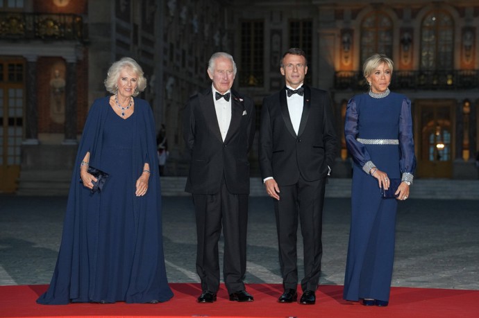 Banket ve Versailles pojaly obě dámy jako přehlídku dokonalé francouzské krejčoviny a vybraly modely v námořnické modři od věhlasného módního domu Dior.