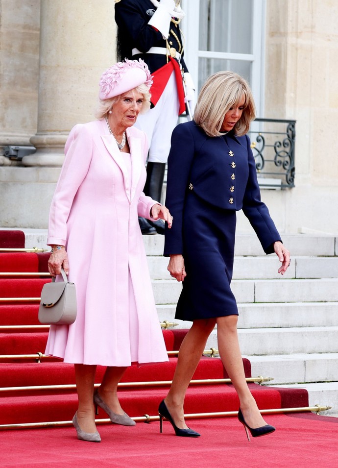 Brigitte Macron zvolila pro uvítací ceremonii stylový kostým – pouzdrové šaty a zkrácené sáčko další francouzské módní legendy, značky YSL.
