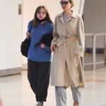 Patnáctiletou Vivienne Jolie-Pitt a její maminku Angelinu Jolie nedávno načapali fotografové na newyorském letišti. Obě dámy spolu v posledních týdnech tráví mnohem více času, neboť společně produkují divadelní muzikál podle filmu The Outsiders.
