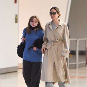 Patnáctiletou Vivienne Jolie-Pitt a její maminku Angelinu Jolie nedávno načapali fotografové na newyorském letišti. Obě dámy spolu v posledních týdnech tráví mnohem více času, neboť společně produkují divadelní muzikál podle filmu The Outsiders.