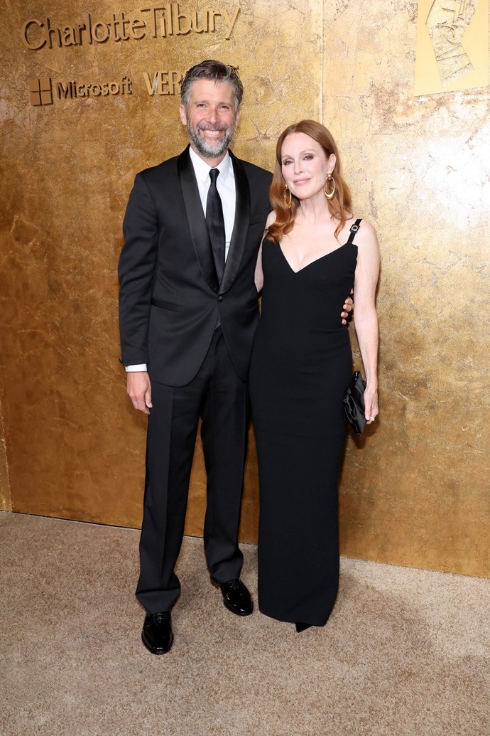 Herečka Julianne Moore v černých šatech Versace vzala do společnosti manžela Barta Freundlicha.