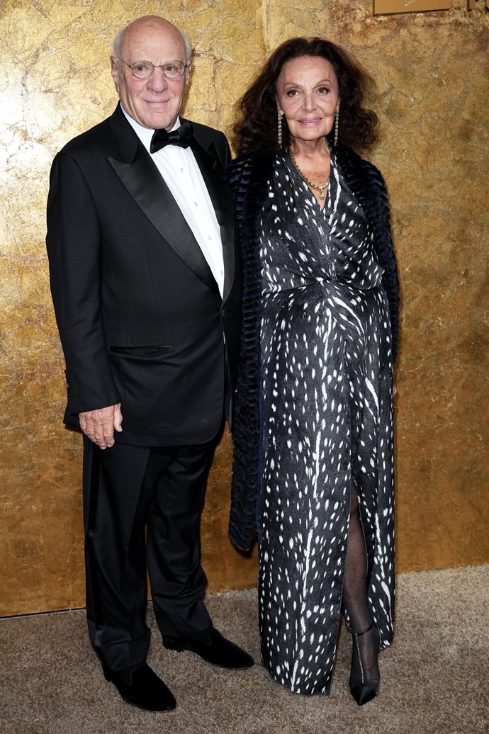 Belgická módní návrhářka Diane von Fürstenberg ukázala, v jakém modelu to bude slušet i starším dámám! Na akci dorazila s manželem Barrym Dillerem v zavinovacích šatech vlastní značky.