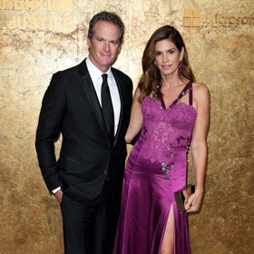 Mezi hvězdnými hosty nechyběla ani supermodelka Cindy Crawford s manželem Randem Gerberem. Legendární manekýna zvolila pro slavnostní večer úchvatné fialové šaty z dílny Versace.