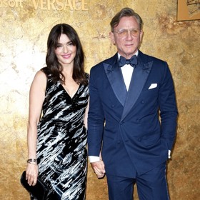 James Bond Daniel Craig vyvedl do společnosti manželku Rachel Weisz a blýskl se také zbrusu novým účesem.