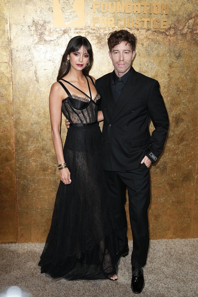 Herečka Nina Dobrev zvolila odvážný model z dílny Versace. S přítelem, bývalým snowboardistou Shaunem Whitem spolu skvěle ladili.