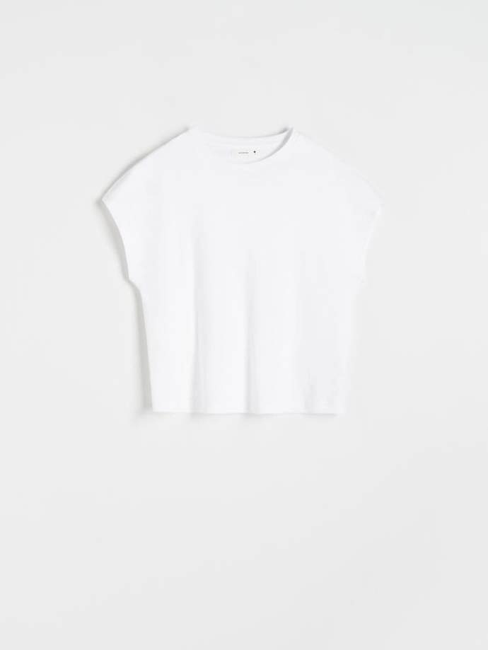 Ušetříte ale na zbytku outfitu, tričko pořídíte za 259 Kč třeba v řetězci Reserved.