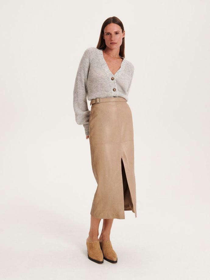 Midi můžete pořídit i z dalšího trendy materiálu. Kůže je stejně nadčasová jako denim. (Reserved, 2 299 Kč)