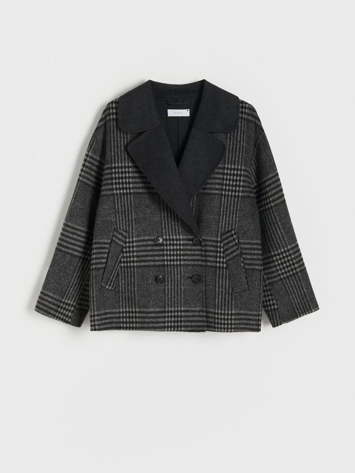 Boxy střih krátkého vlněného pláště oceníte v mnoha nápaditých kombinacích. (Reserved, 2 599 Kč)