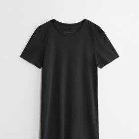 Noční košile Lindex je k dostání v několika neutrálních odstínech. (1 600 Kč)