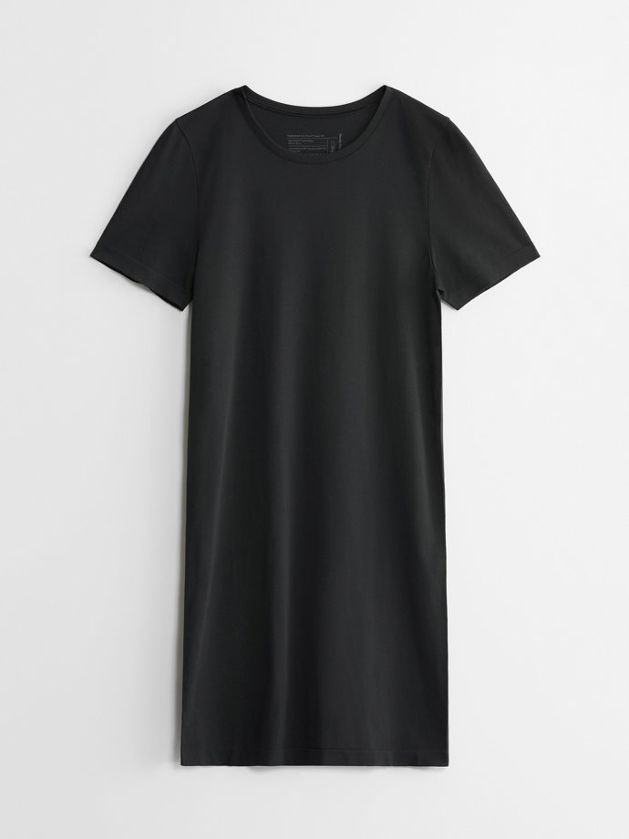 Noční košile Lindex je k dostání v několika neutrálních odstínech. (1 600 Kč)