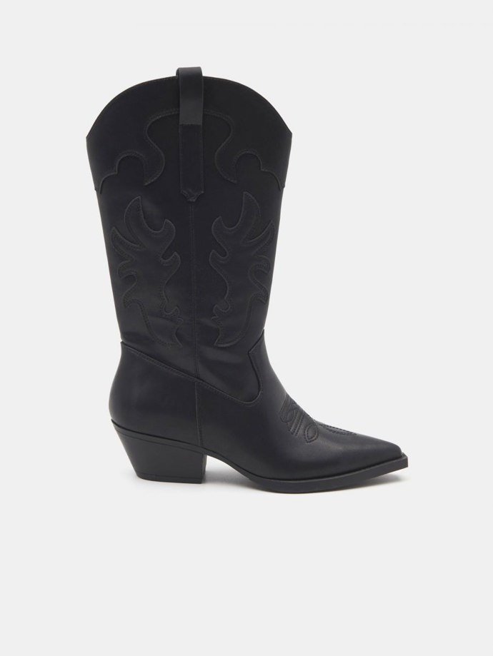 Široké kovbojské boty, Sinsay, 799 Kč.