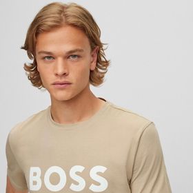 Mladý model udělá ve vile pěkný průvan. 