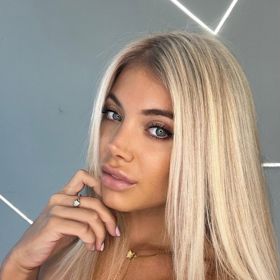 Jako influencerka testuje superrychlá auta