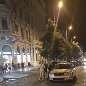 Muž, který odmítal sdělit svou totožnost, skončil v policejním autě.