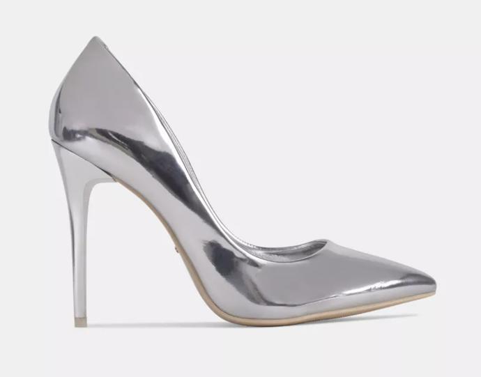 A ani lakované stříbrné lodičky na jehle nemusí být velkým zásahem do rozpočtu, nabízí je třeba značka DeeZee za 960 Kč a momentálně jsou ve slevě za krásných 418 Kč.