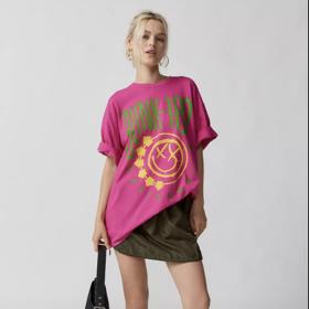 Tričko Blink 182, Urban Outfitters, 999 Kč.