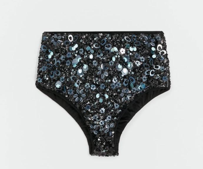 Svrchní kalhotky s flitry a aplikacemi pořídíte v Mangu za 2 299 Kč. Do vyhledávače zboží ale musíte zadat slůvko "šortky".