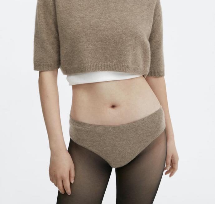 Heboučkou variantu kalhotek nošených navrch najdete také v nabídce značky Mango.