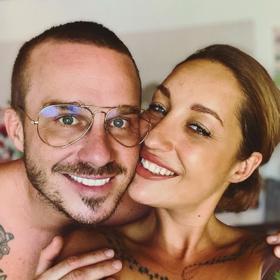 Kamu žije na Kostarice se svým manželem. 