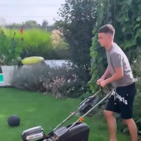 Je vidět, že Damian se práce rozhodně nebojí a pomáhá se zahradnickými pracemi. 