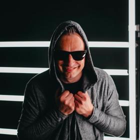 DJ Robin zemřel při srážce s kamionem.