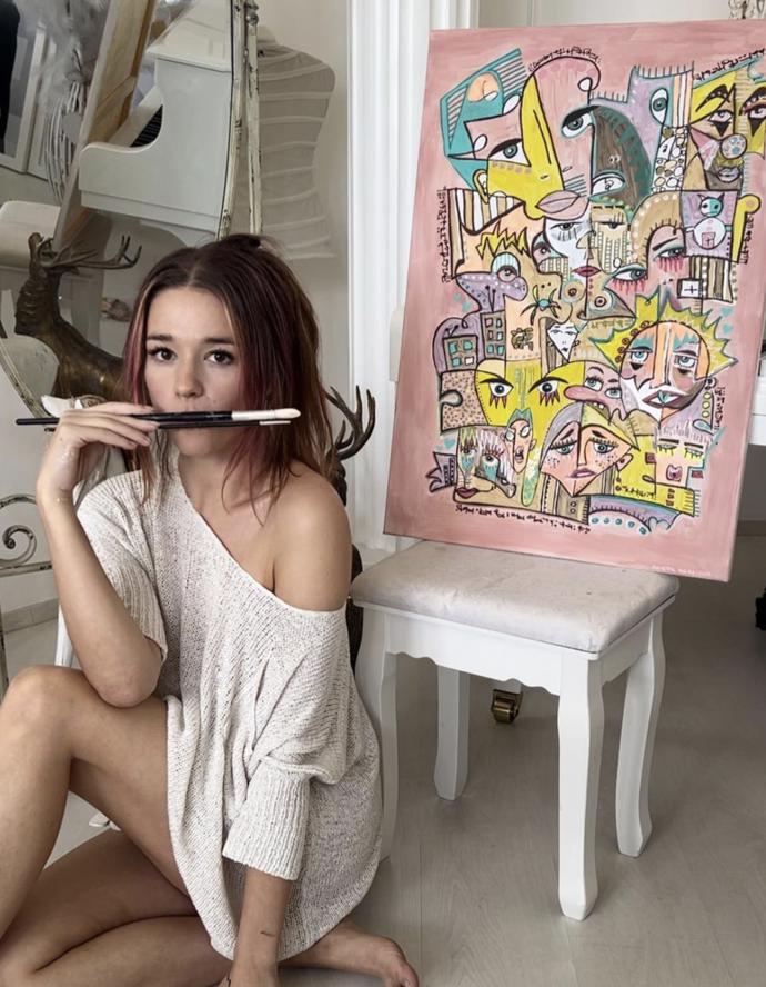 Aneta Kernová své obrazy přetváří v módní doplňky a oblečení. 