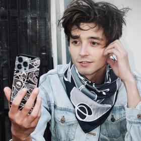 Její výtvory oslovují i kolegy z herecké branže. Modelem její značce se tak stal třeba herec Denis Šafařík.