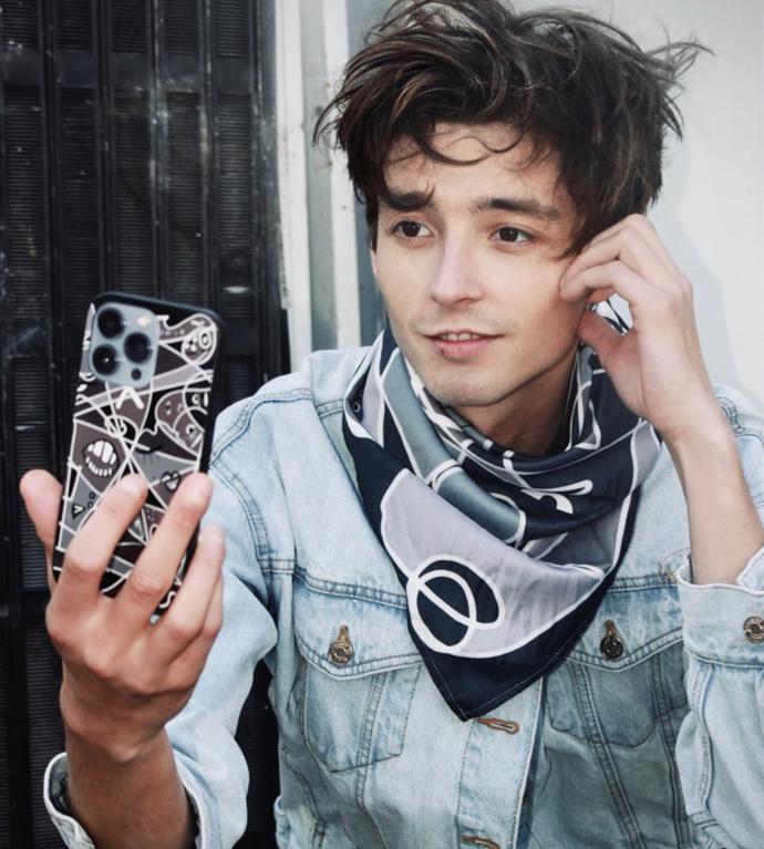 Její výtvory oslovují i kolegy z herecké branže. Modelem její značce se tak stal třeba herec Denis Šafařík.