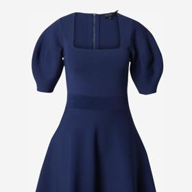 Stejně nápadně umí siluetu prodat pevnější úplety. (Ted Baker, 4 899 Kč)