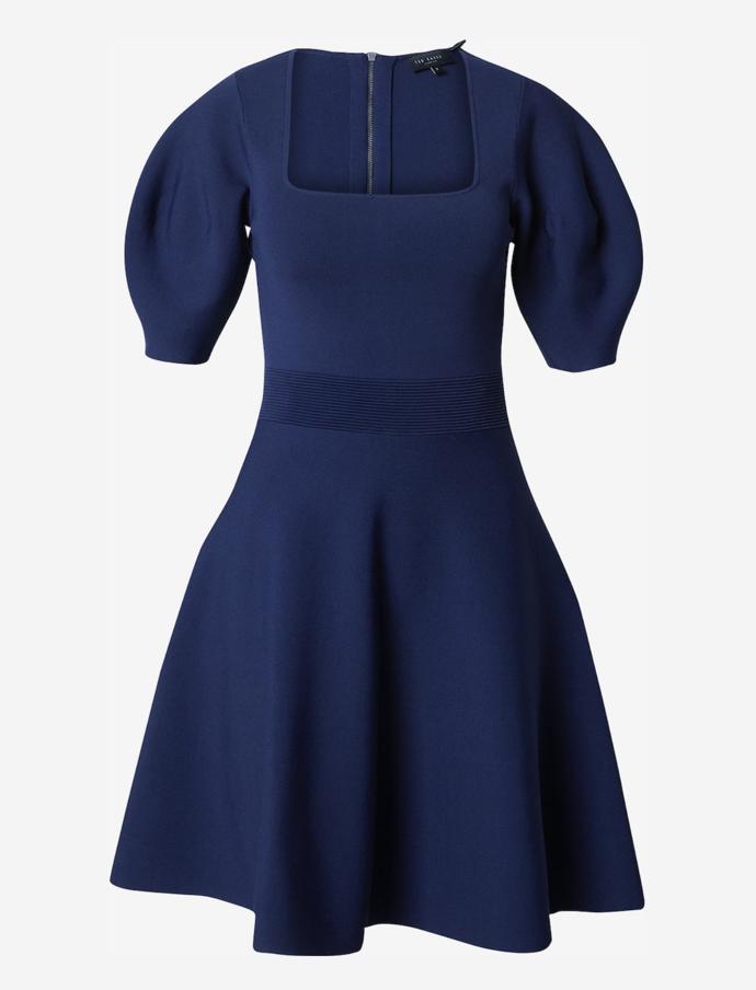 Stejně nápadně umí siluetu prodat pevnější úplety. (Ted Baker, 4 899 Kč)