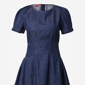 Džínovina nabízí své služby v podobném střihu, výrazný pas umocní záševky. (Hugo, 3 899 Kč)