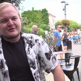 Artur se nyní věnuje podnikání a hudbě.