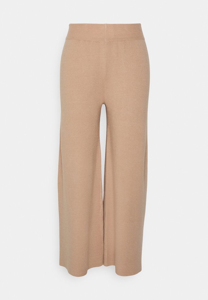Úpletové sety. Trend tohoto podzimu. Týkají se i zkrácených širokých nohavic typu culottes. (Soft Rebels)